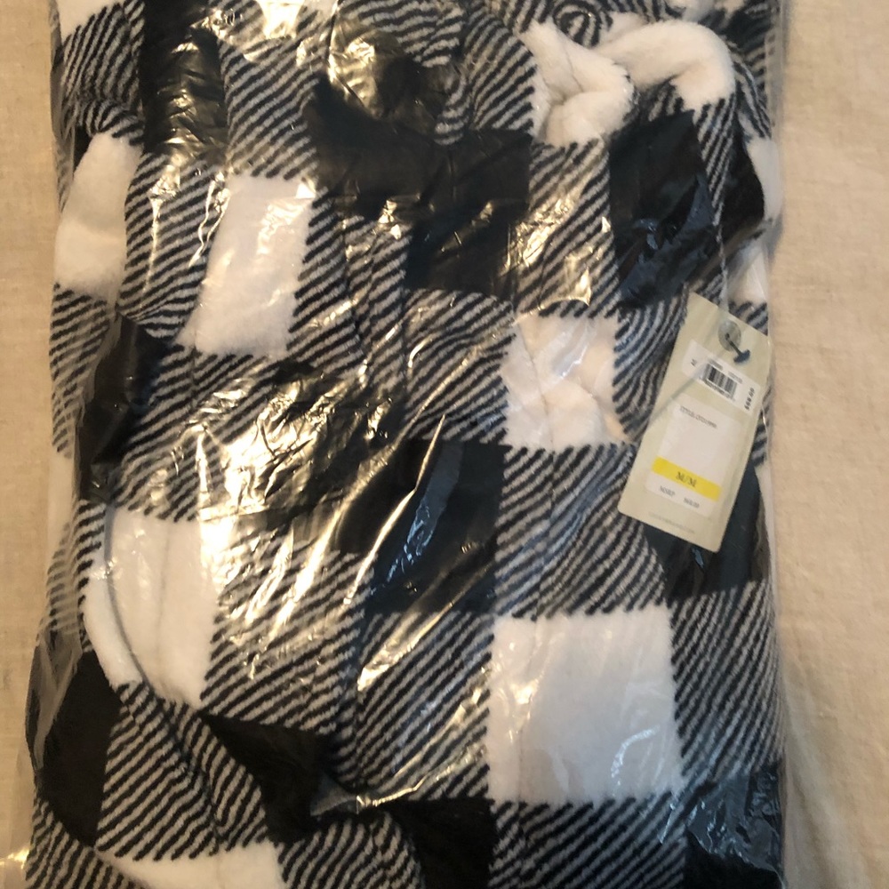 Lucky Brand Black and White Buffalo Check Sherpa Robe - Picture 4 of 4
